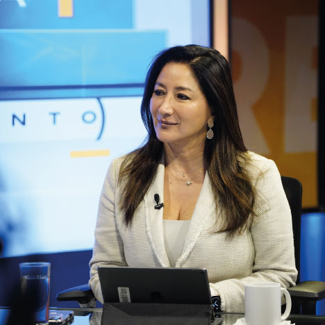 Fotografía de la Ministra Michelle Sol en entrevista
